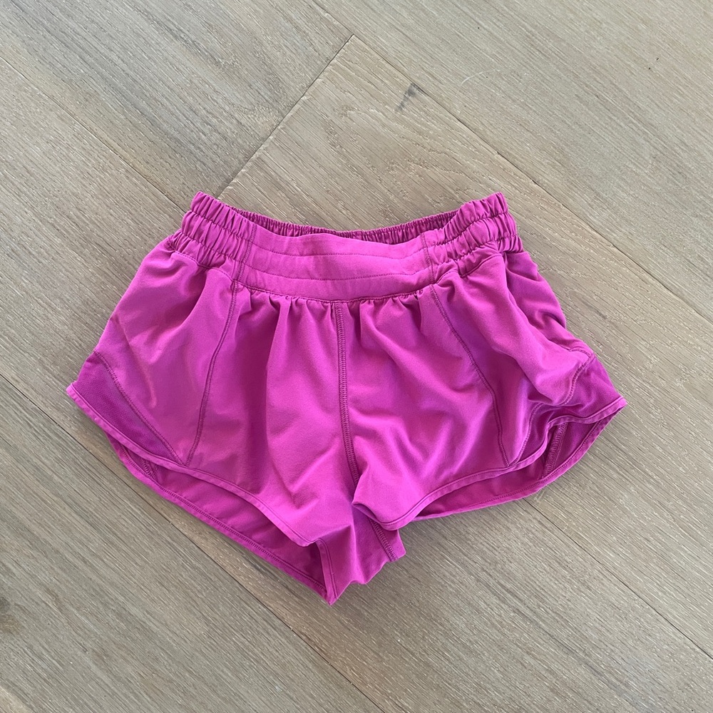 RARE — Lululemon Hotty Hot II 2.5” Ripened Raspberry Shorts Size 4